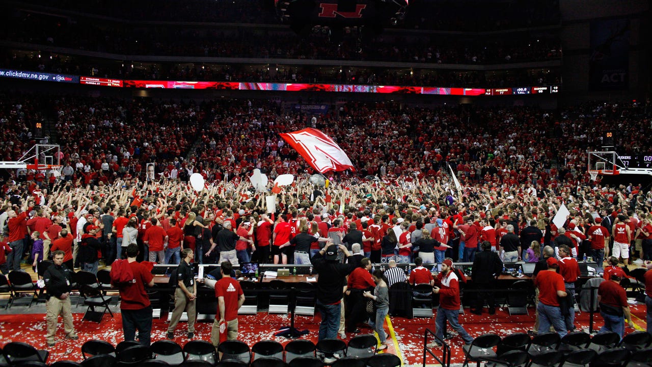Badgers face raucous Nebraska crowd in Gasser's 'favorite atmosphere'